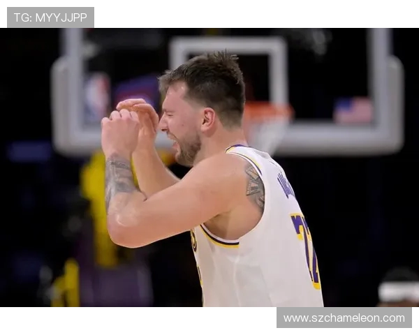 原创猛龙头号粉丝Drake疑似向金·卡戴珊示爱,后者曾被东契奇拒绝调戏 原创猛龙头号粉丝Drake疑似向金·卡戴珊示爱,后者曾被东契奇拒绝调戏